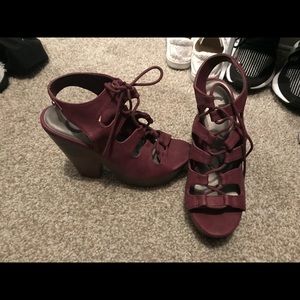 Laced purple/burgundy guess wedges